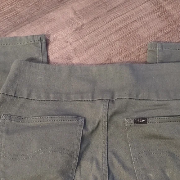 Lee jeans, Women's sz 9, olive green, EUC. 2 for $30 - Picture 4 of 6